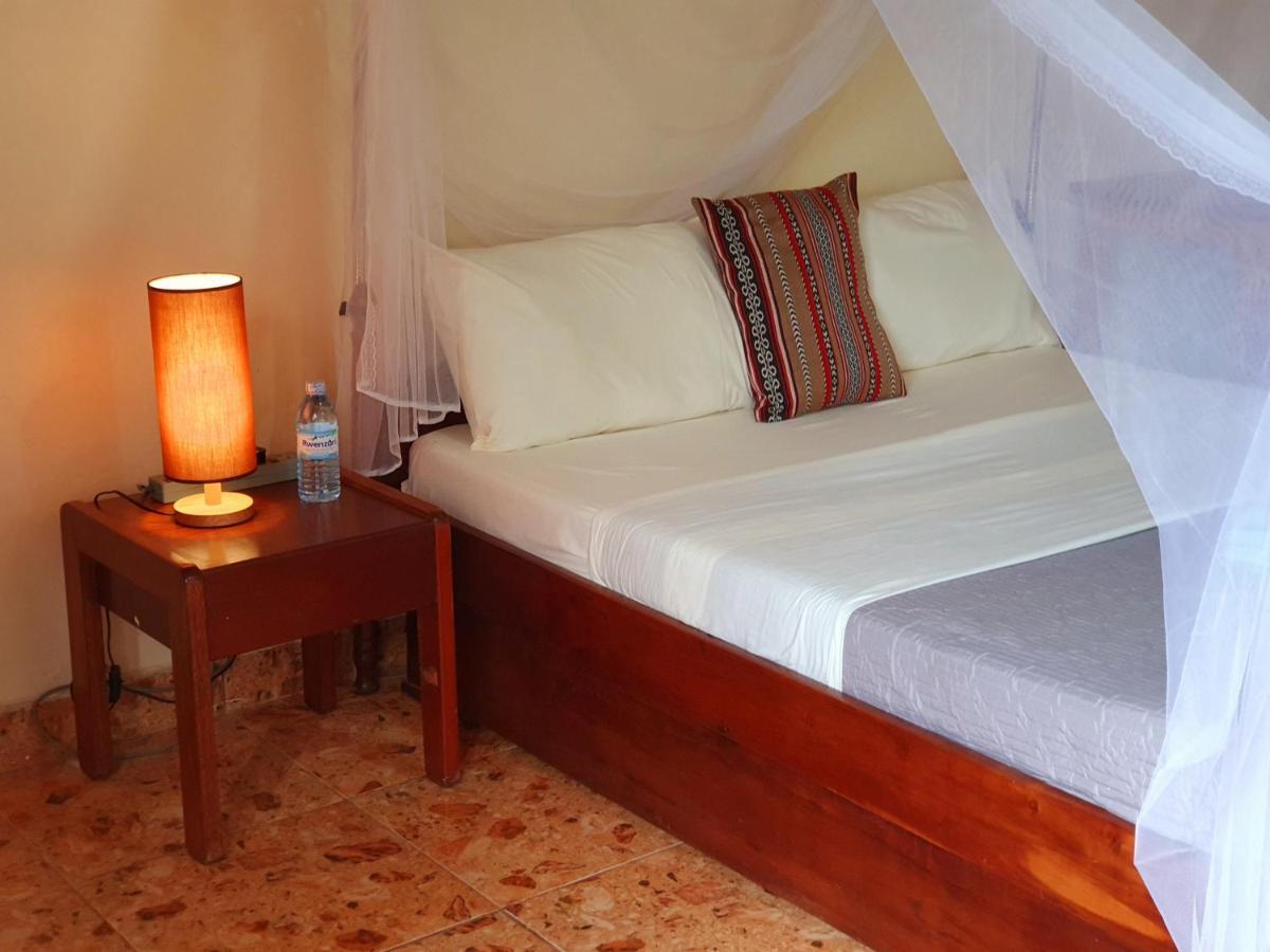 Annas Bed And Breakfast Entebbe Exterior photo