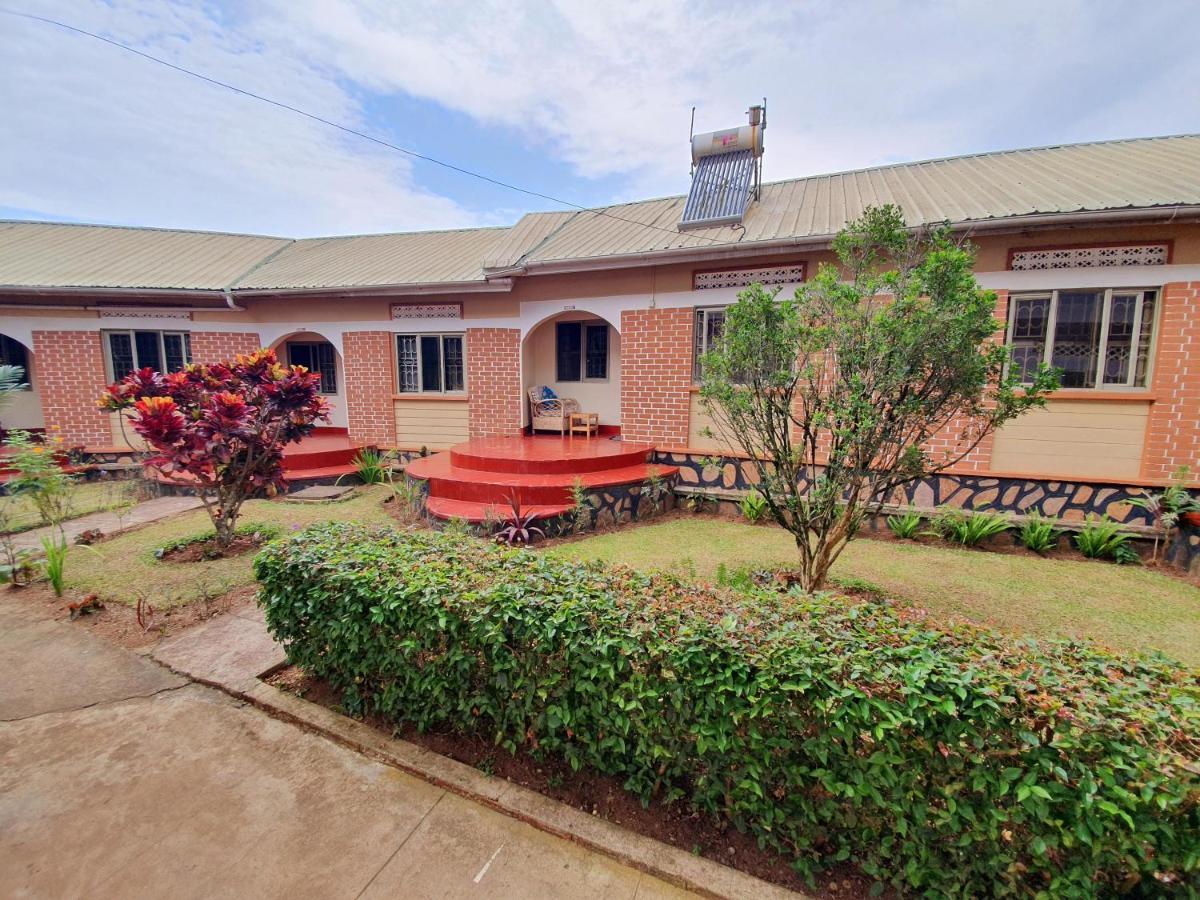 Annas Bed And Breakfast Entebbe Exterior photo